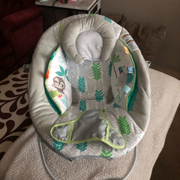 Baby bouncy chair (music/ vibrates) - Picture 2 of 5